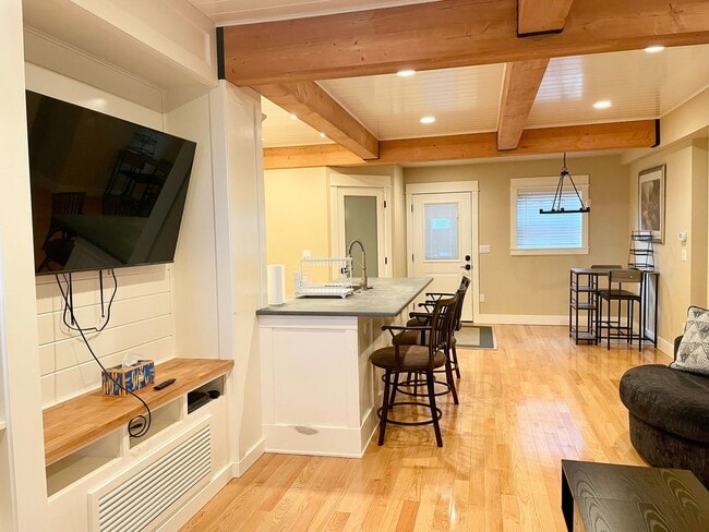 Building Photo - Beautifully updated, furnished home with wrap around porch and Columbia River Views!