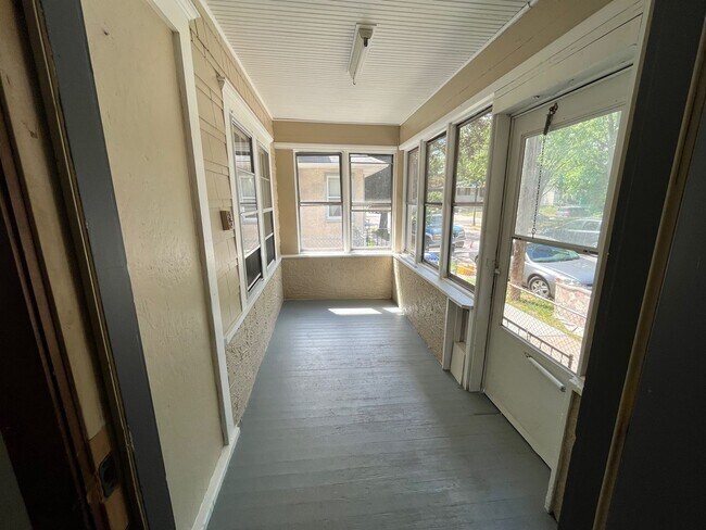 Building Photo - Single Family Home located south of Como Park! Apply TODAY!