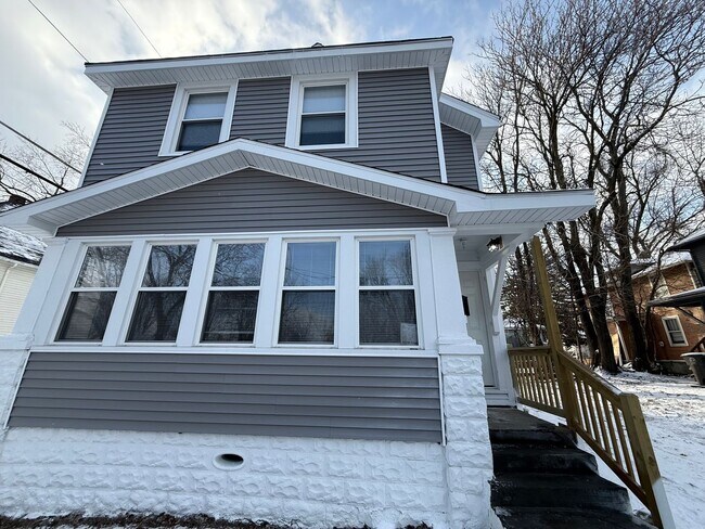 Primary Photo - 2136 Fox Ave