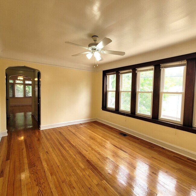 Building Photo - 1143 E 81st Pl