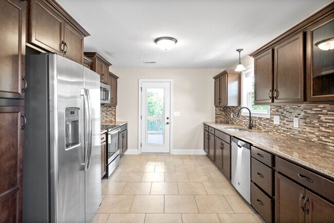 Building Photo - Pet Friendly Three Bedroom!