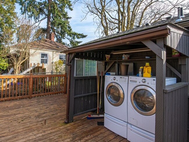 Building Photo - $500 off 1st month! Adorable 3-bdrm/1-bath in Kenton. Hardwoods, deck, W/D, huge fenced backyard,...