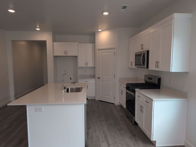 Building Photo - Beautiful 3-Bed Townhome with Amazing Amen...