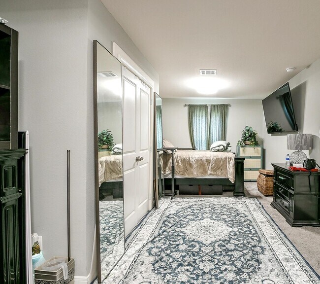 Building Photo - 10131 Cerritos dr