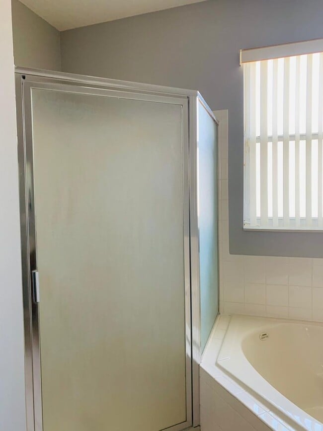 Building Photo - Beautiful 4 bed 3 bath plus Office and Pri...