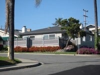 Building Photo - Beautiful Three Bedroom One and half Bath ...