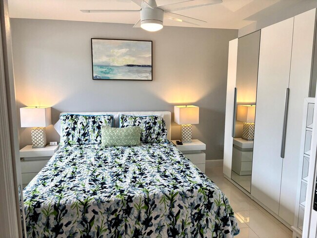 Building Photo - 1705 N Riverside Dr