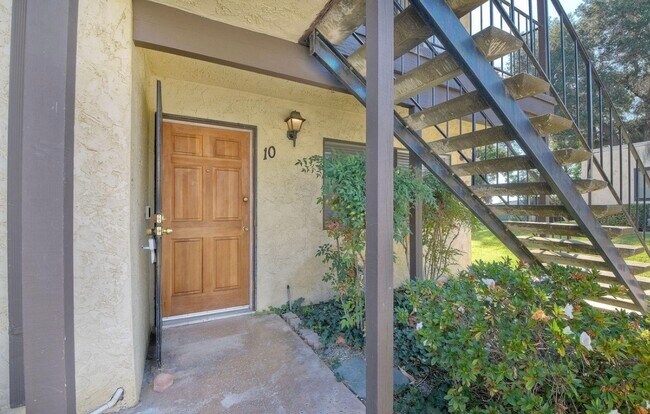 Building Photo - 625 S Fig St