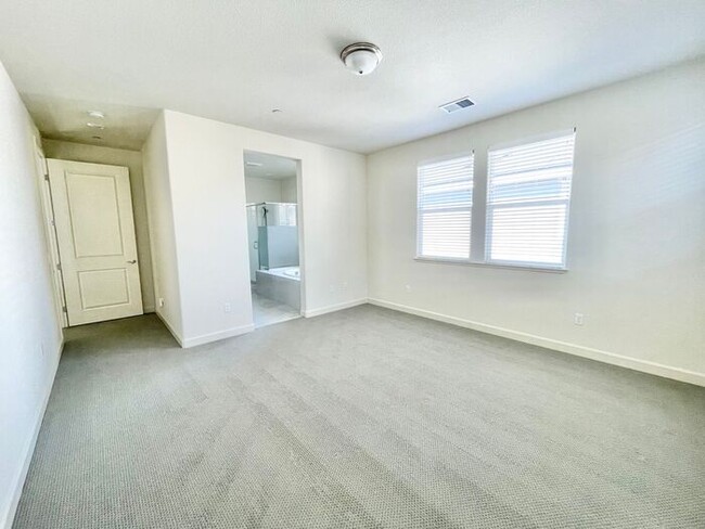 Building Photo - Beautiful 4 Bed 3 Bath Home in W Section Rohnert Park- $3,800 per month!