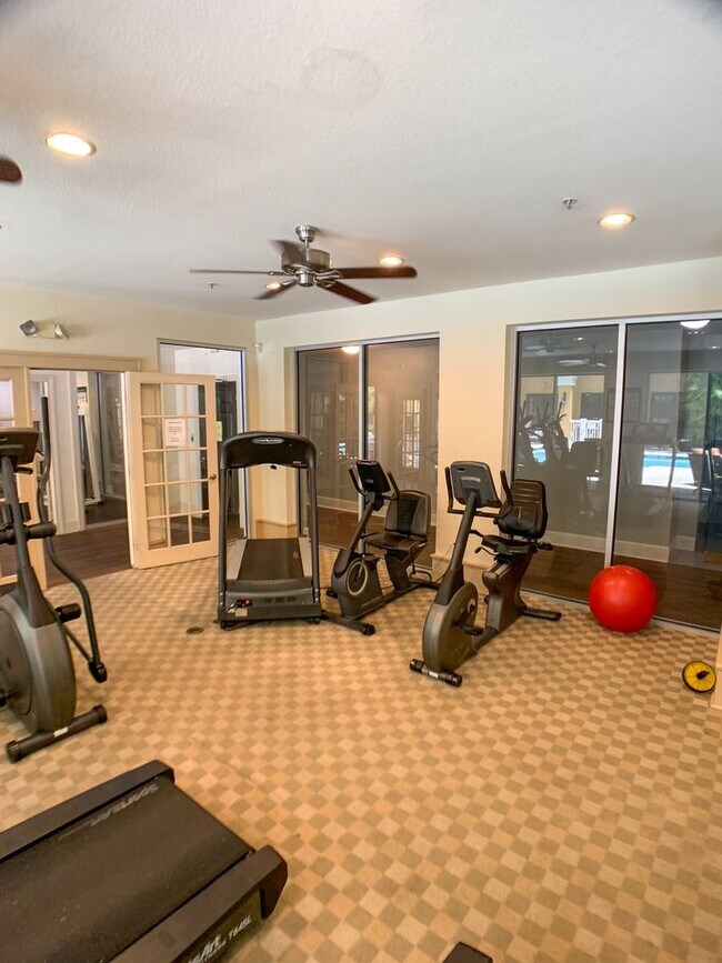 Building Photo - Available now 2/2 Condo Downtown Orlando - Free Water/Sewer/Trash! Pet Friendly!