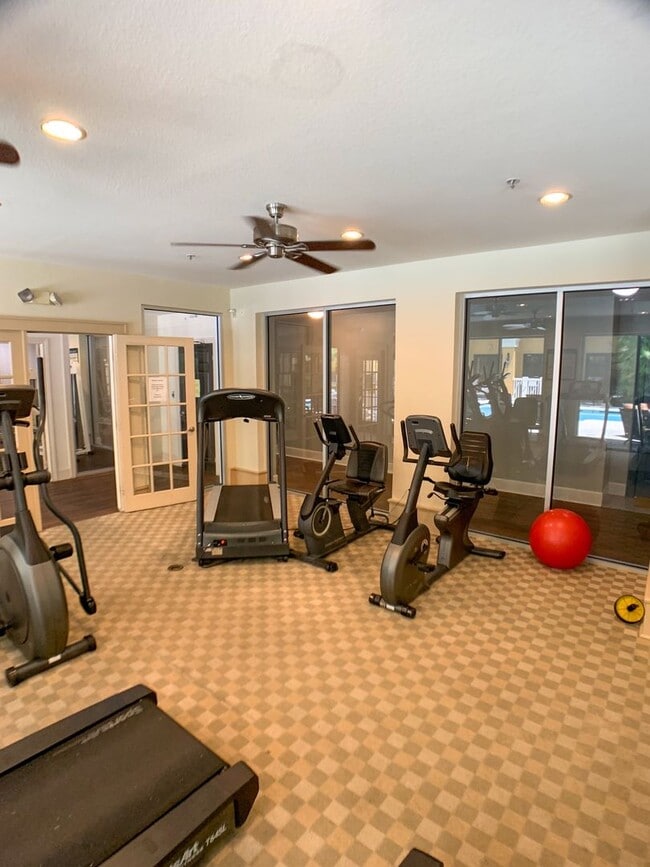 Building Photo - Downtown 2/2 pet friendly unit with private patio and parking