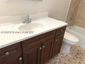 Building Photo - 2500 Parkview Dr