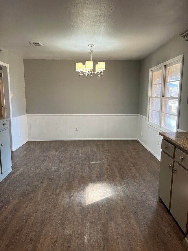 Building Photo - 3/2/2 South West Lubbock