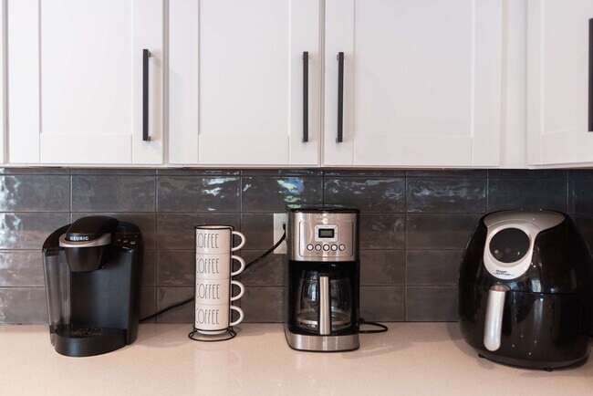 Building Photo - 4917 E Granada Rd