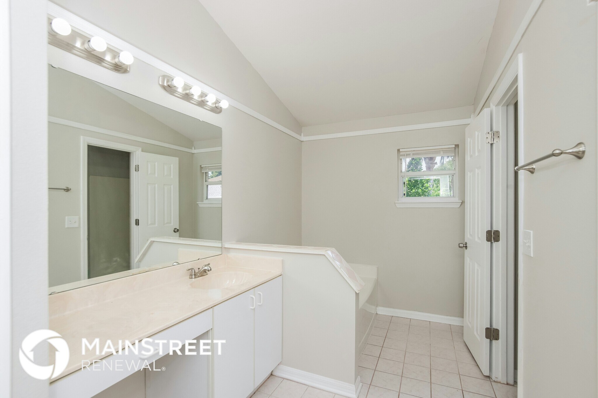 Building Photo - 2111 Buescher Hill St