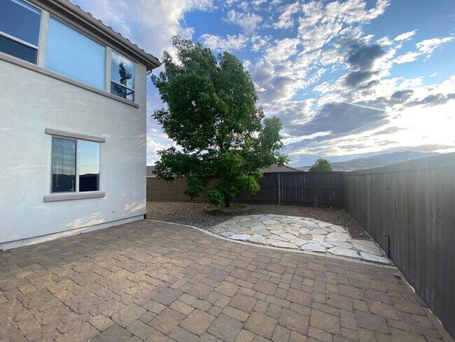 Building Photo - Top of the Hill - Gorgeous 5 Bedroom 3 Bat...