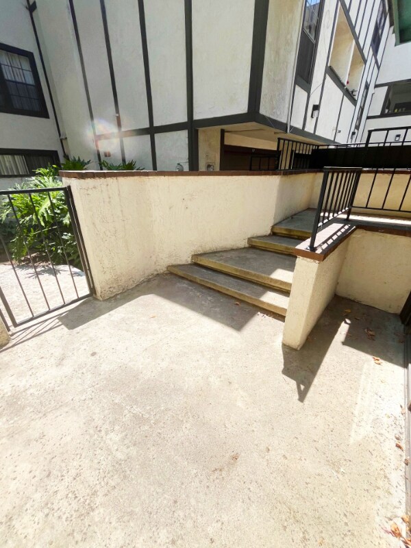 Building Photo - 109 E Rosewood Ct