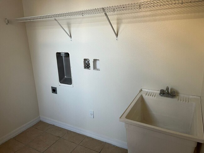 Building Photo - 3/2.5 Townhouse in Downtown Kissimmee