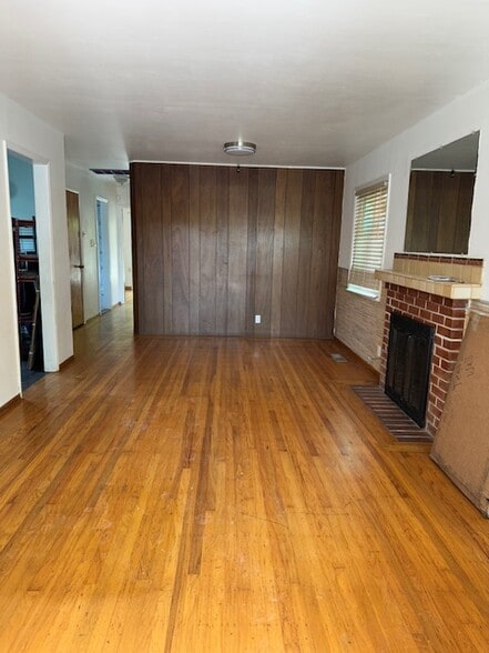 Living room - 1606 Elm St