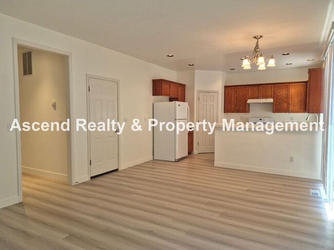 Building Photo - Available NOW! Updated in Arbor Roses 3Bed...