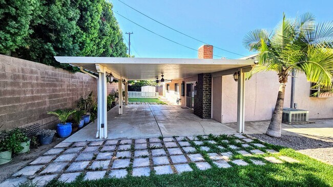 Building Photo - 1042 Lawanda Pl