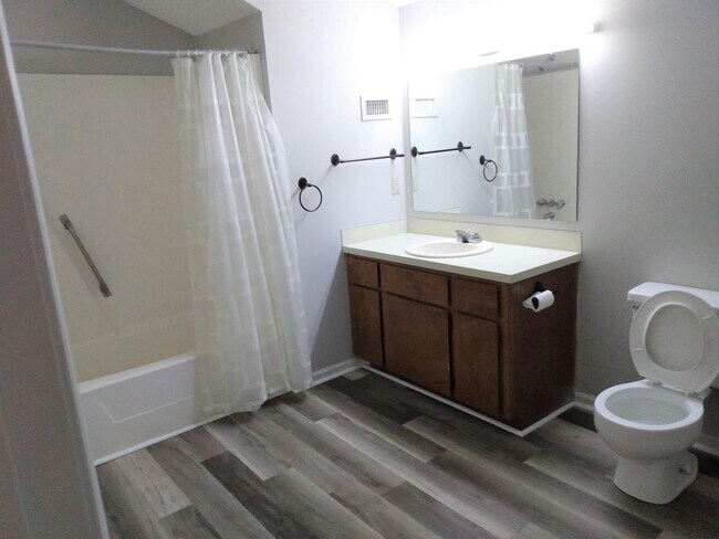 Building Photo - END UNIT TOWNHOME