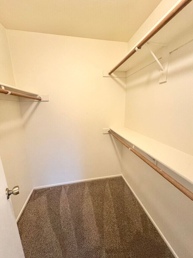 Building Photo - 3 Bedroom / 2 Bath Single Level Home In Gl...