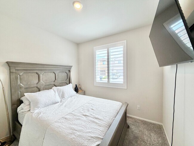 Building Photo - Modern 5 Bedroom 3 Bathroom Home in Tierra Del Sol with INCLUDED Solar & Low-Maintenance Living