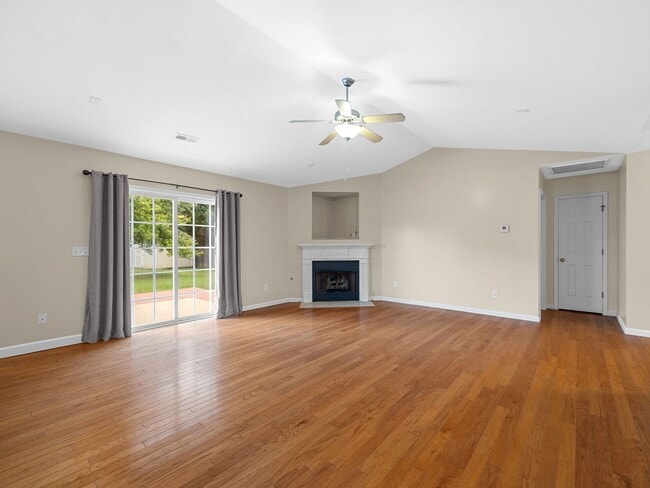Building Photo - Charming Single-Level 3 BR, 2 BA Home with...