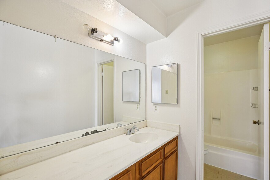 Building Photo - 8379 La Roche Ln