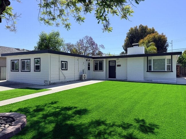 Building Photo - 2598 Dixon Dr