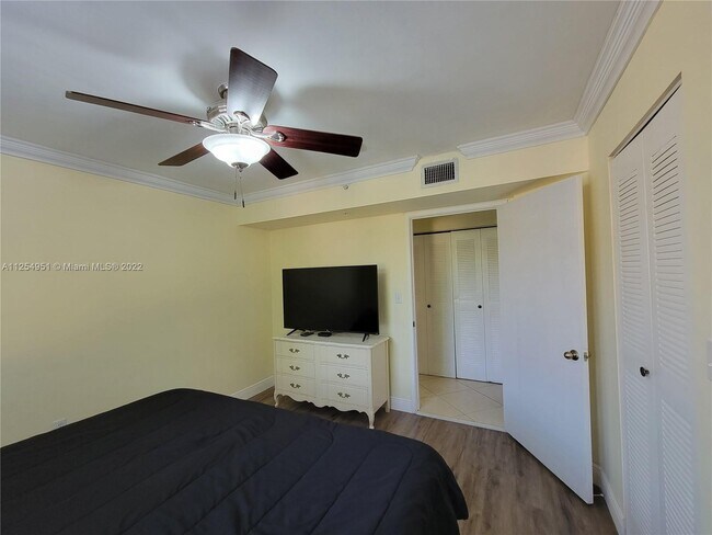 Building Photo - 400 Scotia Dr