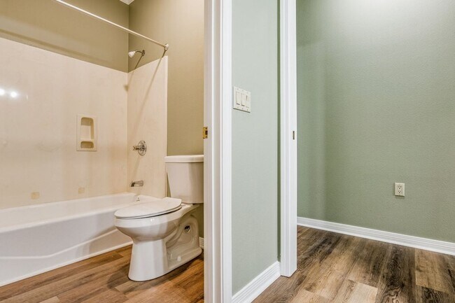 Building Photo - Great Home in the Tiger Point community of Champions Green!