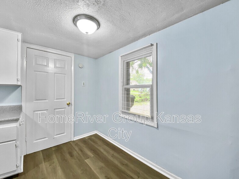 Building Photo - 1123 S Haden St