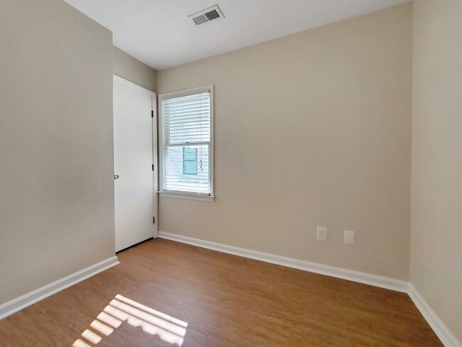 Building Photo - 504 University Ridge