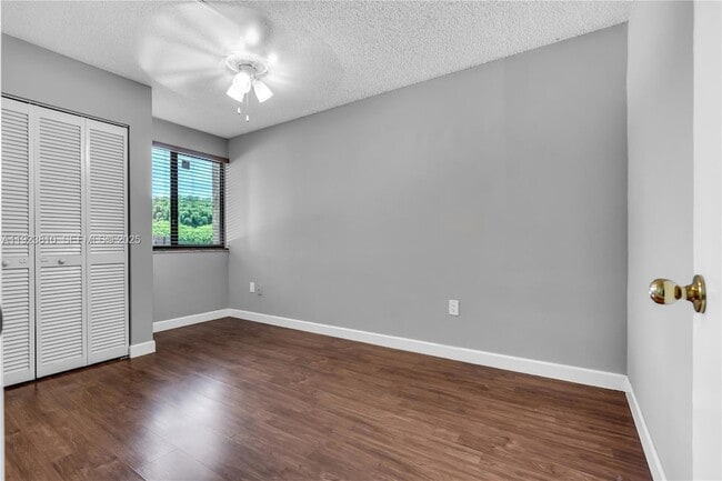 Building Photo - 341 W Park Dr