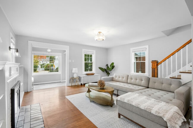 Building Photo - 467 Pelhamdale Ave