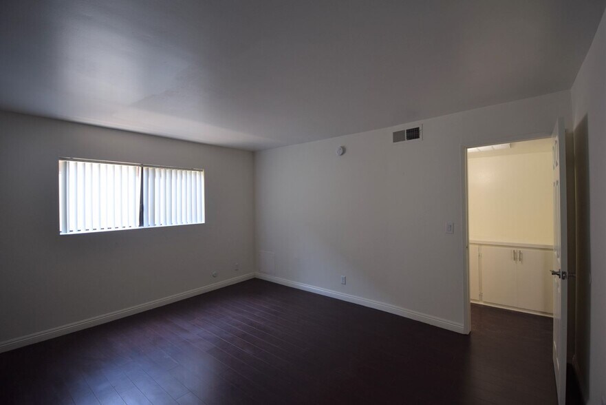 Building Photo - 15128 Burbank Blvd