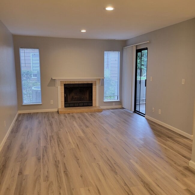 Building Photo - 2 Bedroom, 2 Bathroom Condo for Rent in Ma...