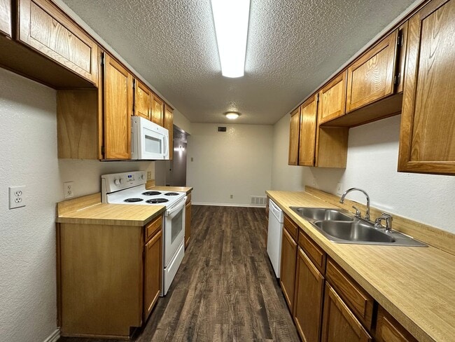 Building Photo - Coming Soon! Nice 2 Bedroom, 2 Full Bath Duplex Located in Saginaw.
