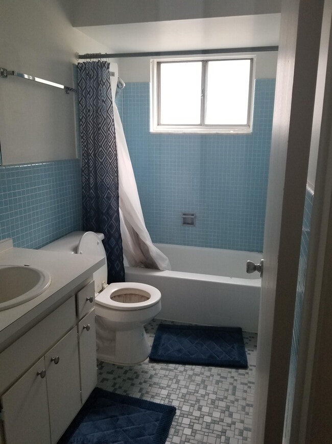 Building Photo - 1820 Axtell Dr