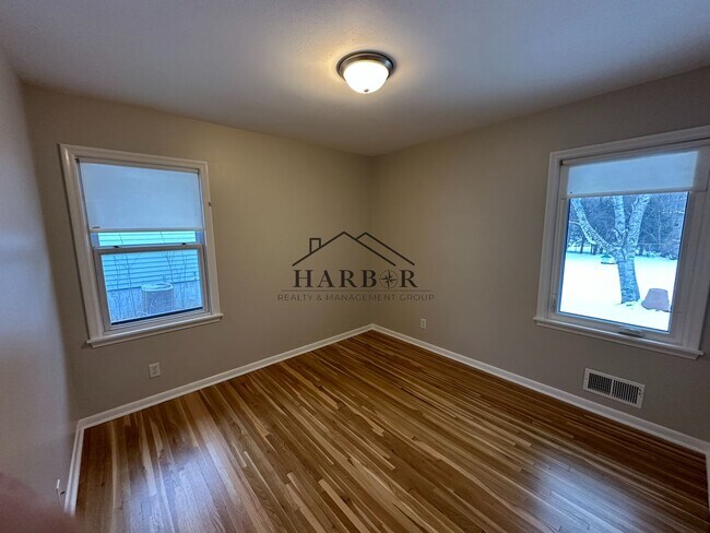 Building Photo - Recently Renovated 3 Bedroom Home!
