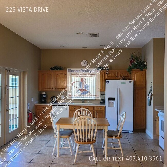 Building Photo - 225 Vista Dr