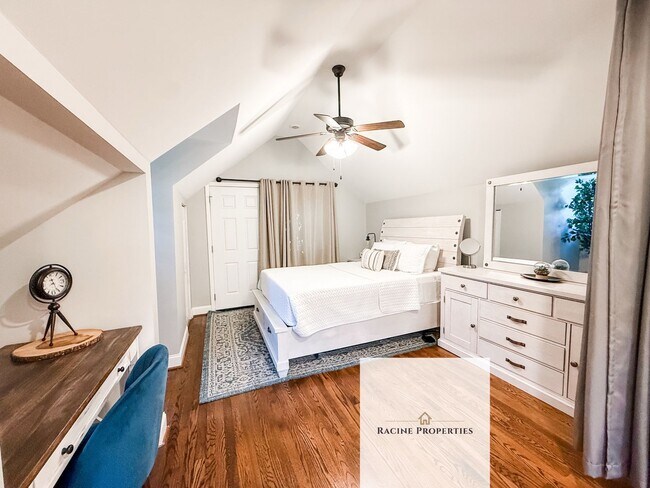 Building Photo - Furnished One Bedroom Available NOW!