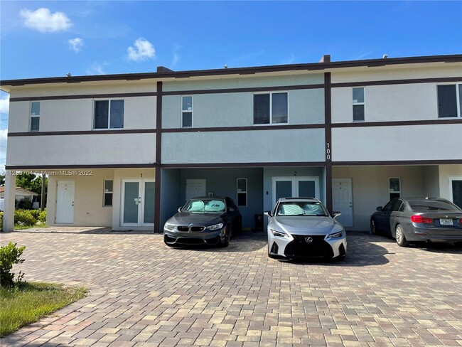 Building Photo - 100 NW 6th St  1 Hallandale Beach Fl 33009