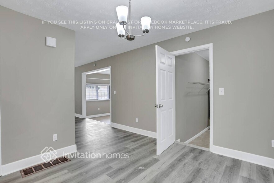 Building Photo - 3724 Manhattan Dr