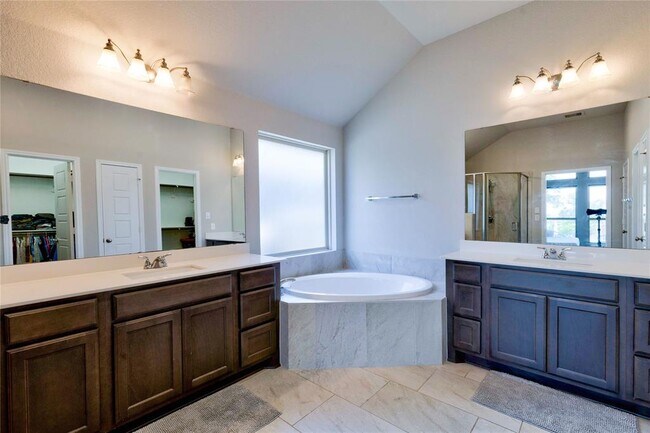 Building Photo - 2424 Burberry Ln