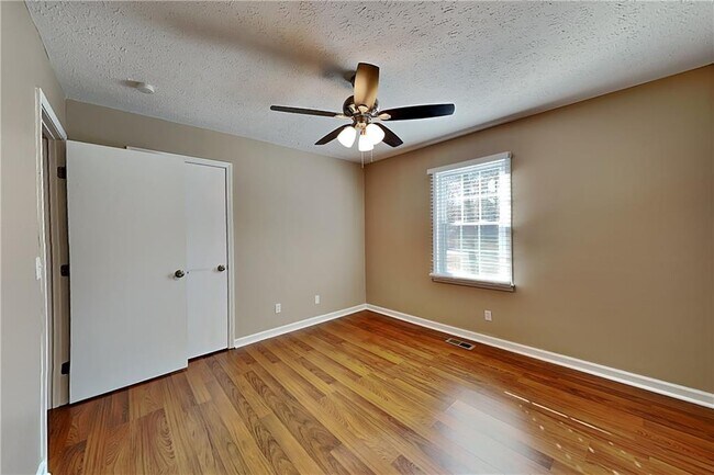 Building Photo - 1606 Shadowbrook Dr