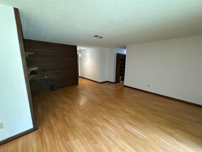 Building Photo - 2008 Lohman Ct