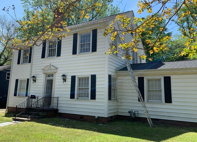 Building Photo - 606 S Elm St